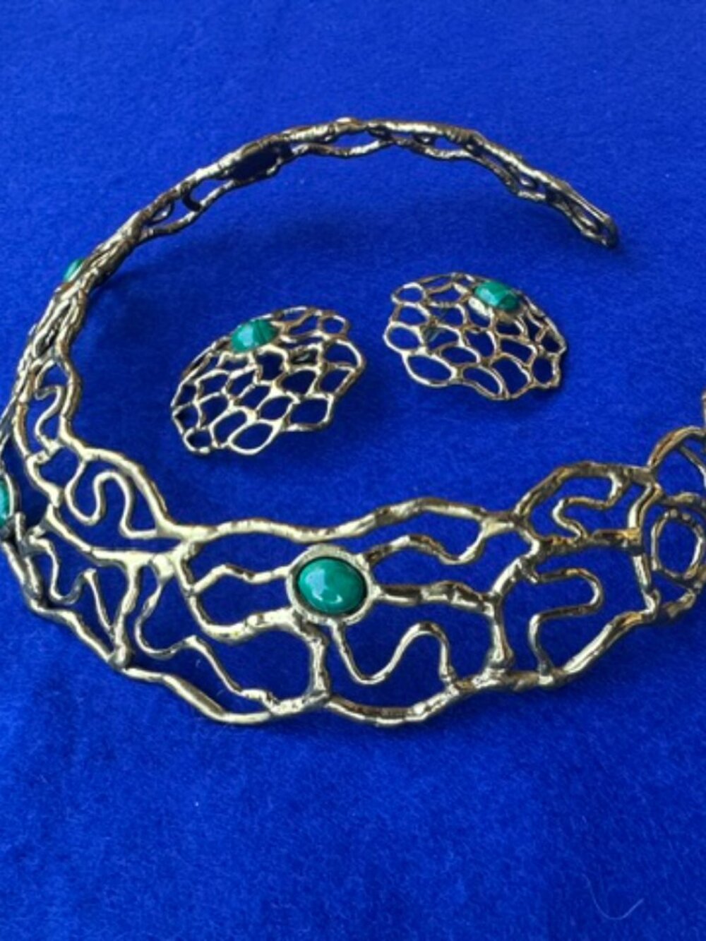 Gold Tone Open Wire Work Choker Necklace, Green Stones & Post Earrings - Picture 3 of 7